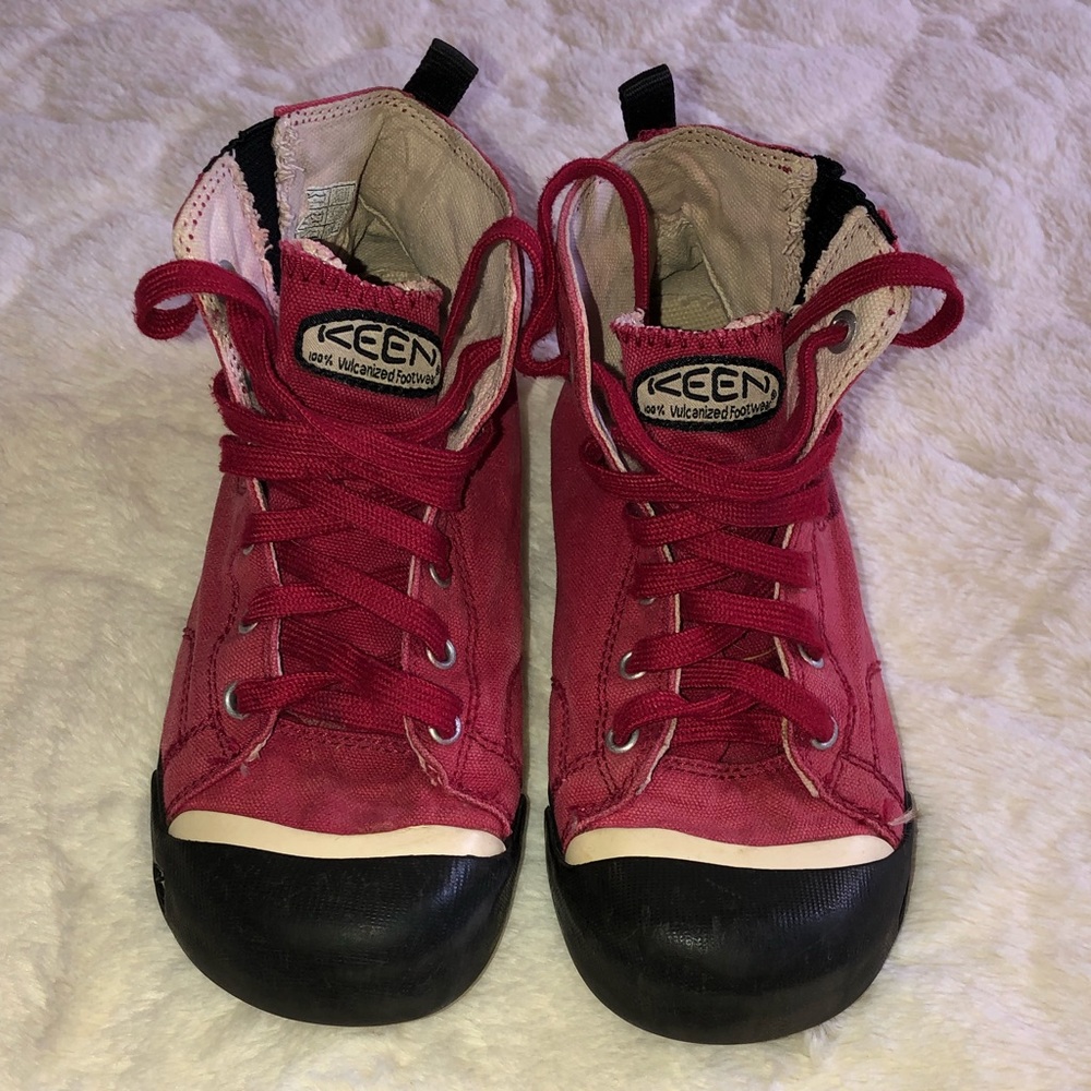 Kids Keen Red Boots. Unisex boots Size 2.